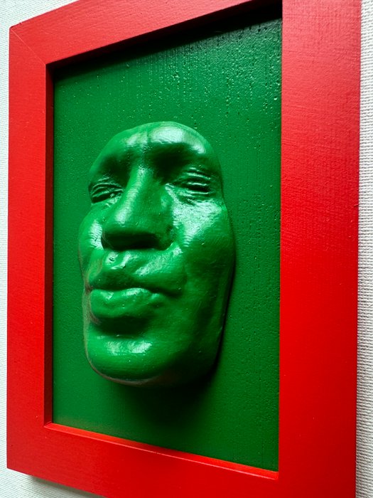 Gregos (1972) - Small green light kiss on green background-Red frame