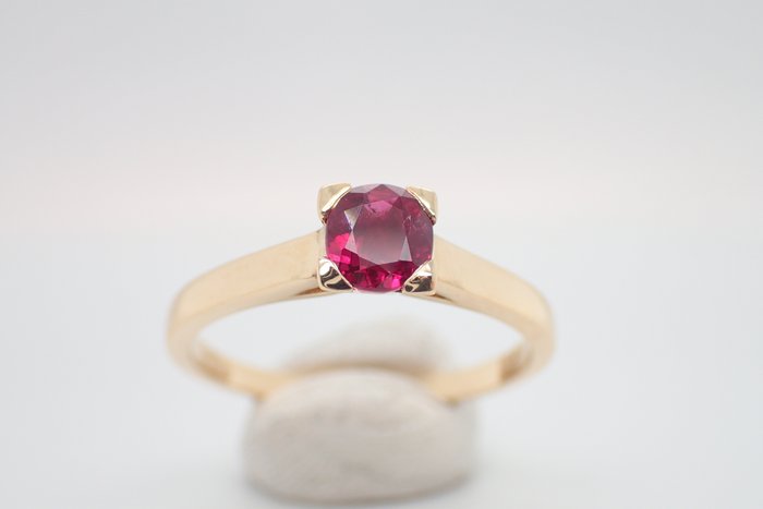 Ring - 18 kraat Gulguld -  0.47ct. tw. Rubin