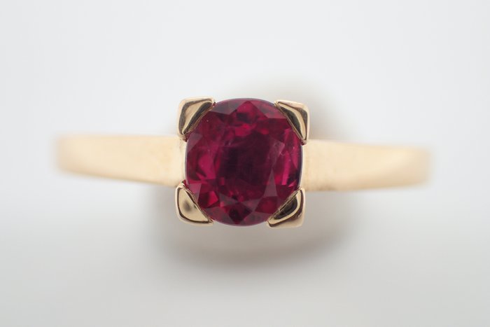 Ring - 18 kraat Gulguld -  0.47ct. tw. Rubin