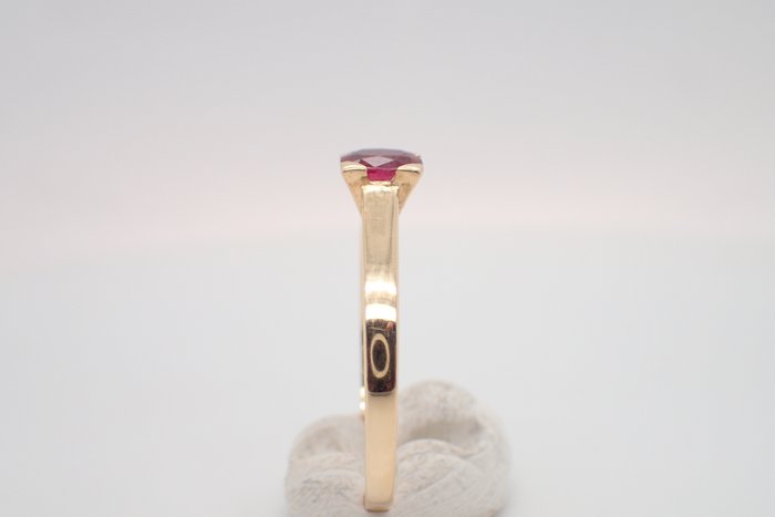 Ring - 18 kraat Gulguld -  0.47ct. tw. Rubin