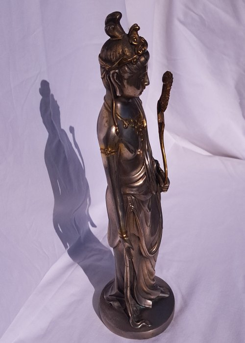 Hellig kannon - Forsølvet bronze Ormolu - With signature Takamura Kō - Japan - Shōwa-periode (1926-1989)