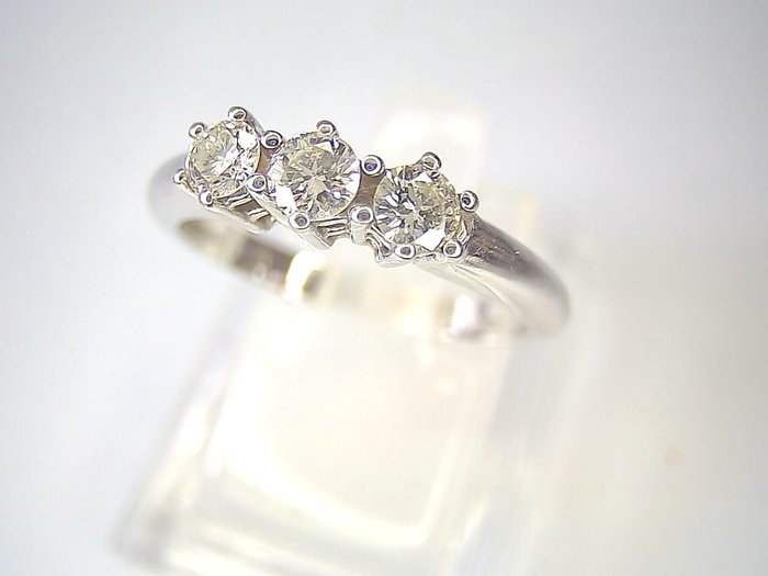 Ring - 18 kraat Hvidguld -  0.30ct. tw. Diamant (Natur)  - Trilogi