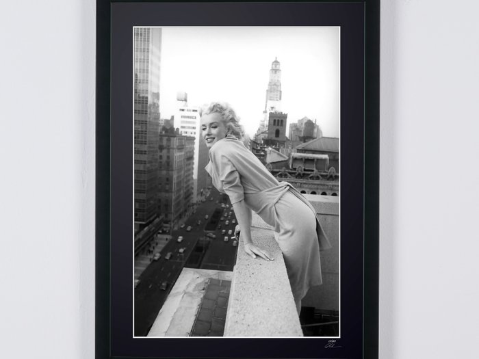 Marilyn Monroe - On the Roof NY 1955 - Fine Art Photography - Luxury Wooden Framed 70X50 cm - Limited Edition Nr 08 of 30 - Serial ID - Original Certificate (COA), Hologram Logo Editor and QR Code - 100% New items.