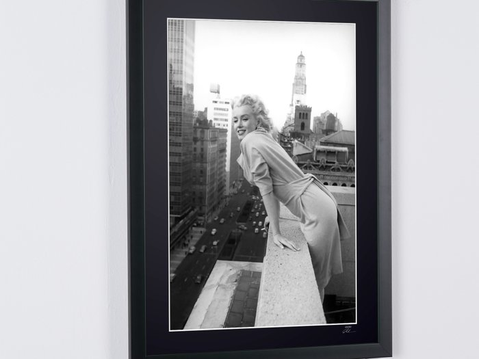 Marilyn Monroe - On the Roof NY 1955 - Fine Art Photography - Luxury Wooden Framed 70X50 cm - Limited Edition Nr 08 of 30 - Serial ID - Original Certificate (COA), Hologram Logo Editor and QR Code - 100% New items.