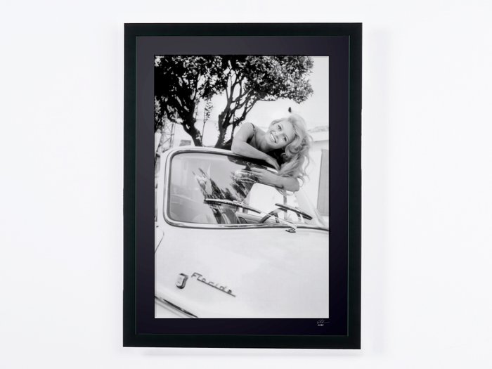 Brigitte Bardot - Saint Tropez, Renault 'Florida' 1958 - Fine Art Photography - Luxury Wooden Framed 70X50 cm - Limited Edition Nr 01 of 30 - Serial ID 80023 - Original Certificate (COA), Hologram Logo Editor and QR Code - 100% New items.