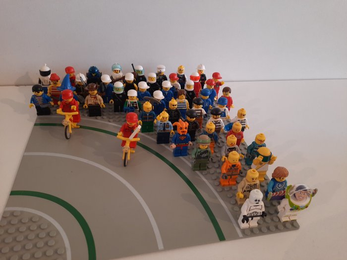 Lego - 51 Unieke minifiguren en grondplaat