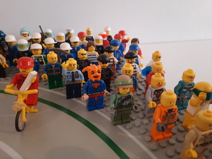 Lego - 51 Unieke minifiguren en grondplaat