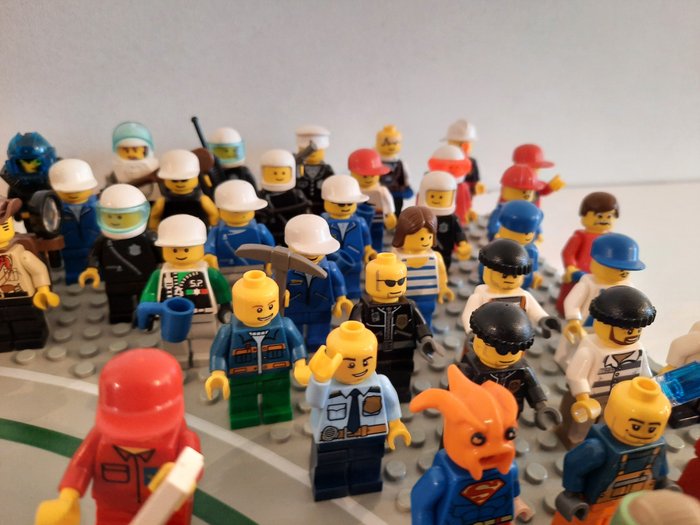 Lego - 51 Unieke minifiguren en grondplaat