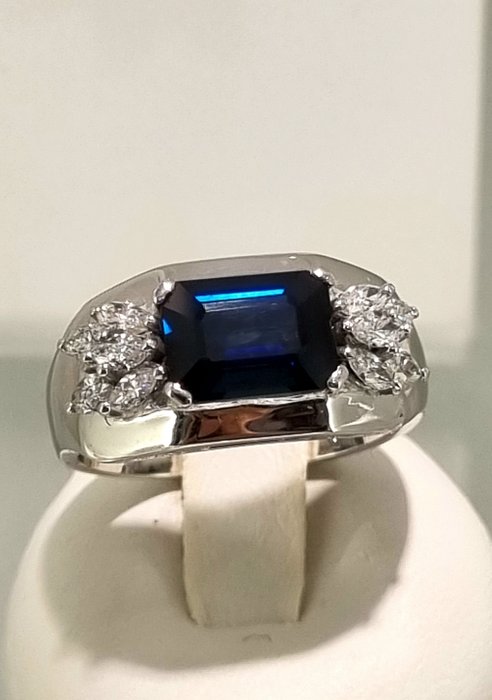 Ring - 18 kraat Hvidguld -  2.35ct. tw. Safir - Diamant - 0,55 G-H/VS