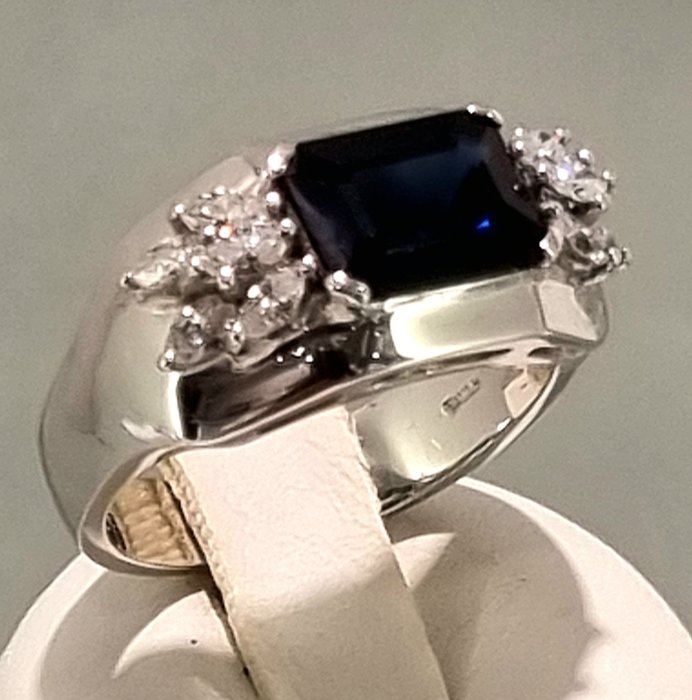 Ring - 18 kraat Hvidguld -  2.35ct. tw. Safir - Diamant - 0,55 G-H/VS