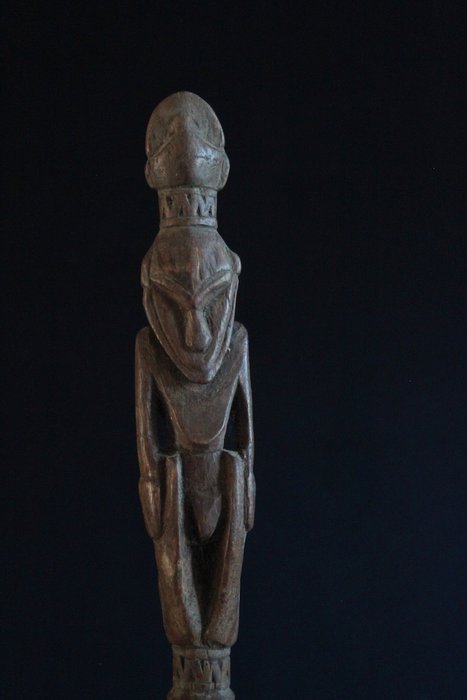 Padlehåndtag med knælende figur fra en Sepik pagaj - Papua Ny Guinea  (Ingen mindstepris)