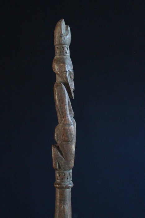 Padlehåndtag med knælende figur fra en Sepik pagaj - Papua Ny Guinea  (Ingen mindstepris)