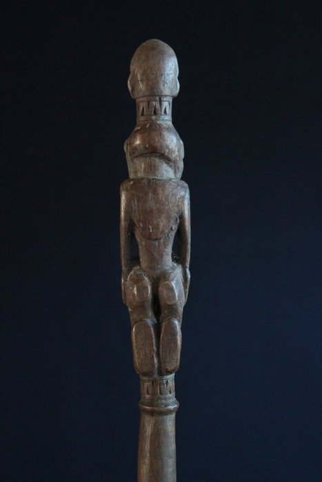 Padlehåndtag med knælende figur fra en Sepik pagaj - Papua Ny Guinea  (Ingen mindstepris)