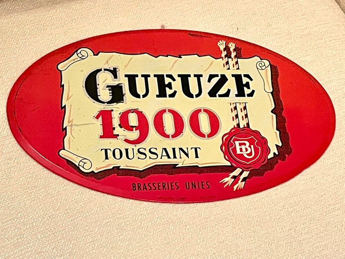 SOBI -  Insegna originale  GUEUZE  1900 TOUSSAINT con bollo di esposizione sul retro BRUXELLES 1967 - Reklameplakat - PLADER METAL OTTEN PLASTIC SA BRUX