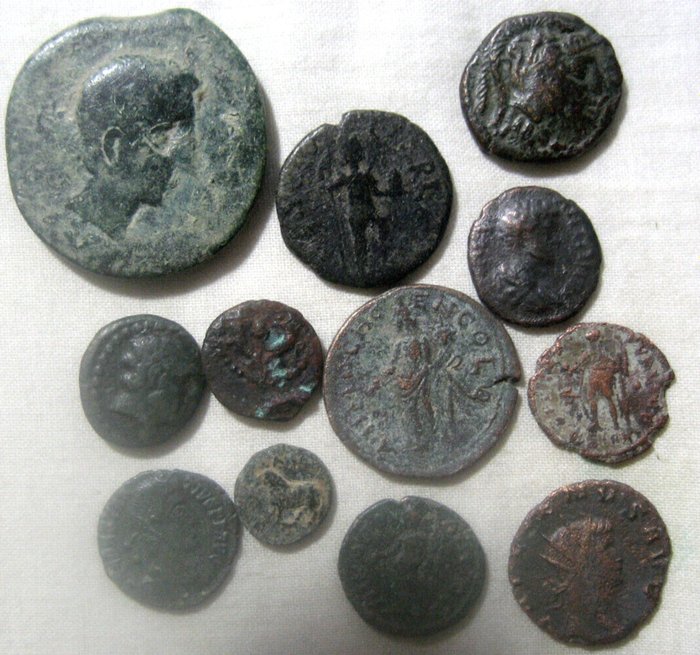 Antikken. Lot of 12 Æ coins incl.: Ancient Greek, Roman and Ancient Hispania issues. 3rd cent. BC - 3rd cent. AD  (Ingen mindstepris)