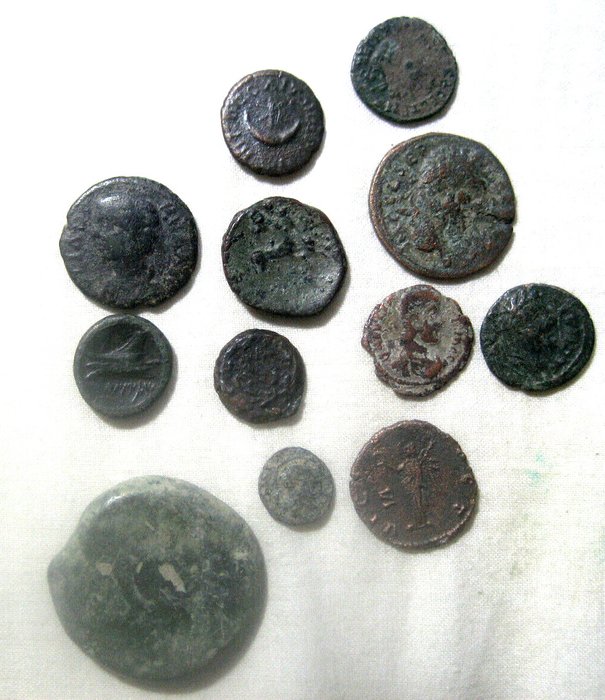 Antikken. Lot of 12 Æ coins incl.: Ancient Greek, Roman and Ancient Hispania issues. 3rd cent. BC - 3rd cent. AD  (Ingen mindstepris)