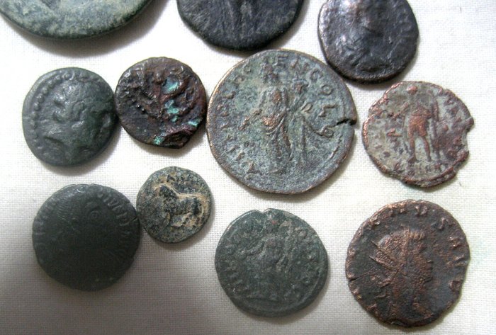 Antikken. Lot of 12 Æ coins incl.: Ancient Greek, Roman and Ancient Hispania issues. 3rd cent. BC - 3rd cent. AD  (Ingen mindstepris)