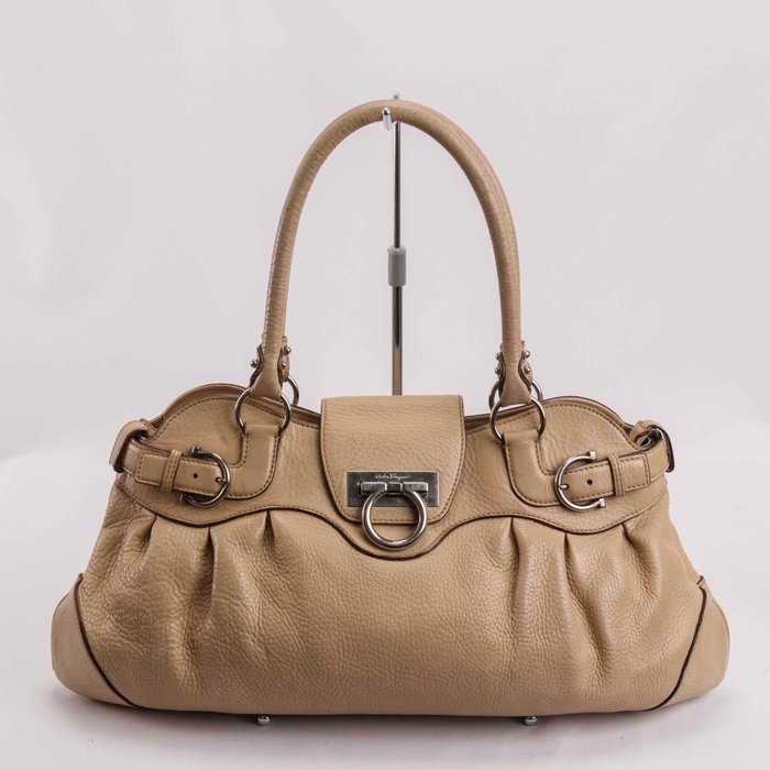 Salvatore Ferragamo - Gancini Beige Grained Leather Baguette Shoulder Tote Bag - Skuldertaske