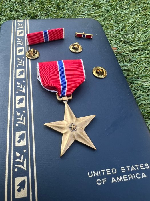 Förenta staterna - Medalje - Vietnam War Era Bronze Star in original box + lapel pin + ribbon bar - Infantry - Heroism