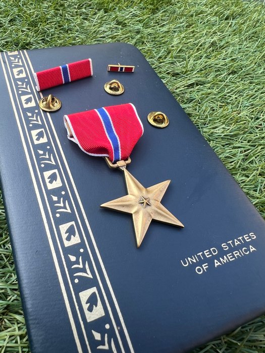 Förenta staterna - Medalje - Vietnam War Era Bronze Star in original box + lapel pin + ribbon bar - Infantry - Heroism