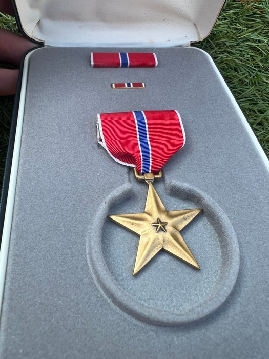 Förenta staterna - Medalje - Vietnam War Era Bronze Star in original box + lapel pin + ribbon bar - Infantry - Heroism