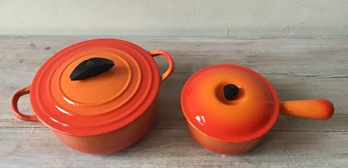 Le Creuset - Gryde (2) - Vintage skål og pande i orange emaljeret støbejern, 1960'erne