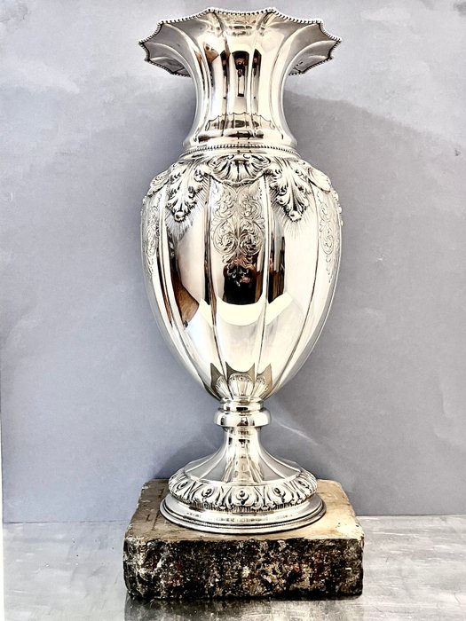 548MI(?) - High Silversmith Manufacturing , 1300gr Hand Made Engraved - Vase - .800 sølv - Vigtigt Vaso-Anfora