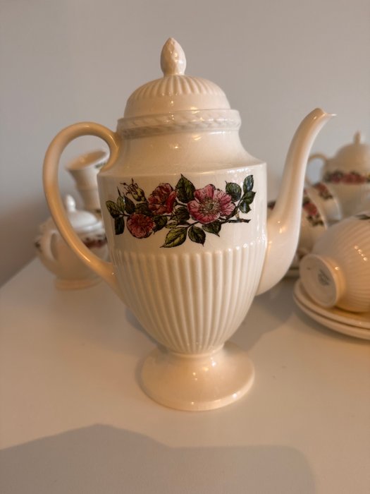 Wedgwood - Kaffe og te service (43) - Porcelæn - Briar Rose (Queensware)