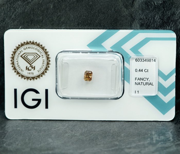 1 pcs Diamant  (Naturfarvet)  - 0.44 ct - Radiant - Fancy Brunlig Gul - I1 - International Gemological Institute (IGI)