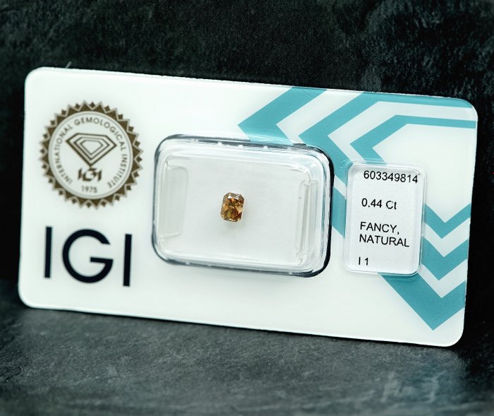 1 pcs Diamant  (Naturfarvet)  - 0.44 ct - Radiant - Fancy Brunlig Gul - I1 - International Gemological Institute (IGI)