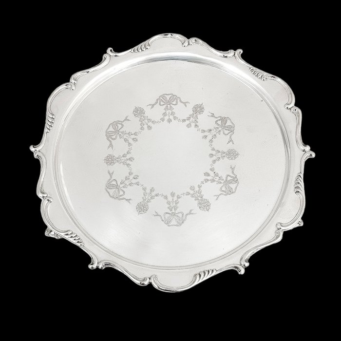 Riddels - Victorian salver in Neoclassical style with Chippendale border and garland decoration - Serveringsbakke - Forsølvet