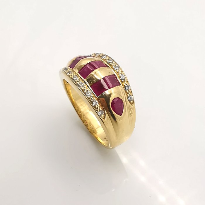 Ring - 18 kraat Gulguld -  1.26ct. tw. Rubin - Diamant