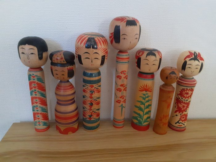 Parti med 7 traditionelle vintage kokeshi - Japan - Anden halvdel af det 20. århundrede