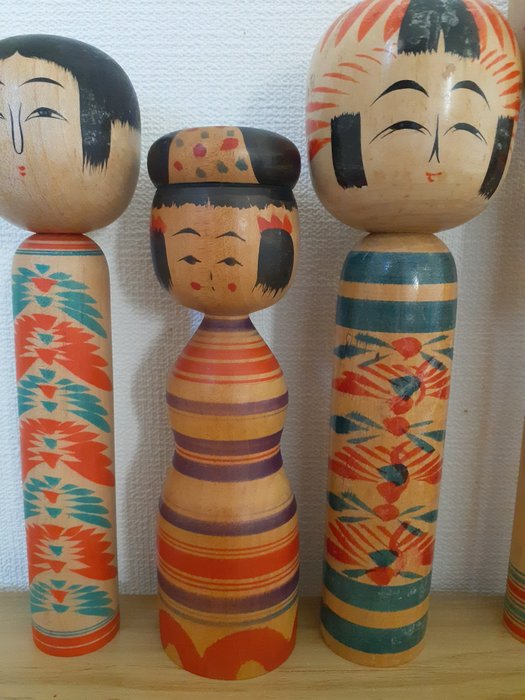 Parti med 7 traditionelle vintage kokeshi - Japan - Anden halvdel af det 20. århundrede