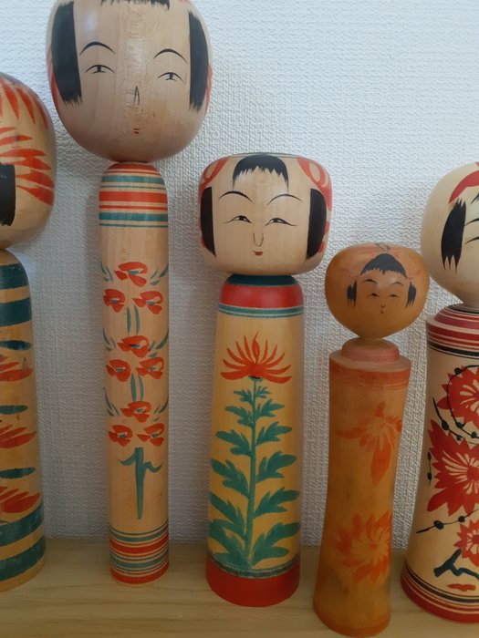 Parti med 7 traditionelle vintage kokeshi - Japan - Anden halvdel af det 20. århundrede