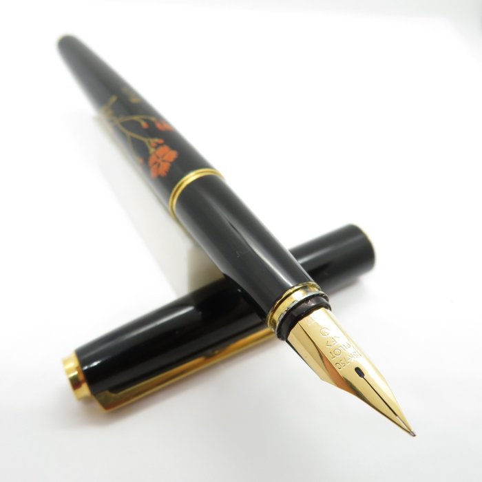 Pilot - Vintage Lacquerware Maki-e with Dianthus design - 14K gold nib (F) - Fyldepen