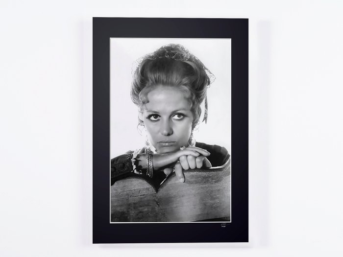 Once Upon a Time in the West 1968 - Claudia Cardinal « Jill McBain » - Fine Art Photography - Luxury Wooden Framed 70X50 cm - Limited Edition Nr 01 of 30 - Serial ID 16794 - Original Certificate (COA), Hologram Logo Editor and QR Code - 100% New items.