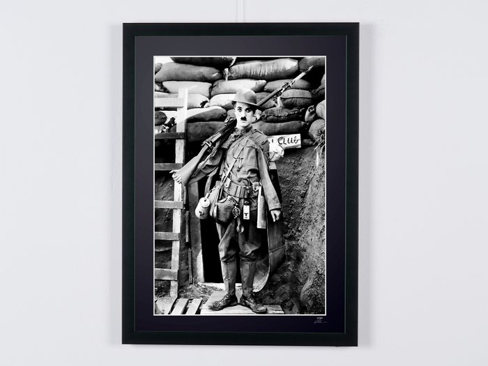 Shoulder Arms 1918 - Charlie Chaplin - Fine Art Photography - Luxury Wooden Framed 70X50 cm - Limited Edition Nr 01 of 30 - Serial ID 16784 - - Original Certificate (COA), Hologram Logo Editor and QR Code - 100% New Items