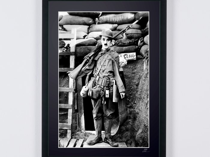 Shoulder Arms 1918 - Charlie Chaplin - Fine Art Photography - Luxury Wooden Framed 70X50 cm - Limited Edition Nr 01 of 30 - Serial ID 16784 - - Original Certificate (COA), Hologram Logo Editor and QR Code - 100% New Items