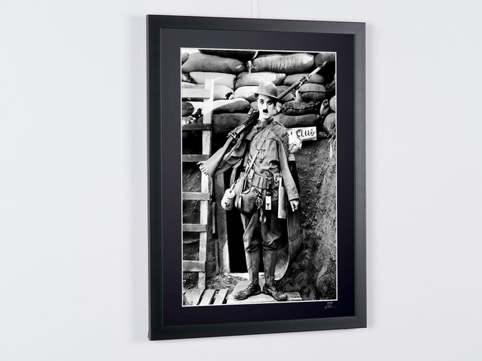 Shoulder Arms 1918 - Charlie Chaplin - Fine Art Photography - Luxury Wooden Framed 70X50 cm - Limited Edition Nr 01 of 30 - Serial ID 16784 - - Original Certificate (COA), Hologram Logo Editor and QR Code - 100% New Items