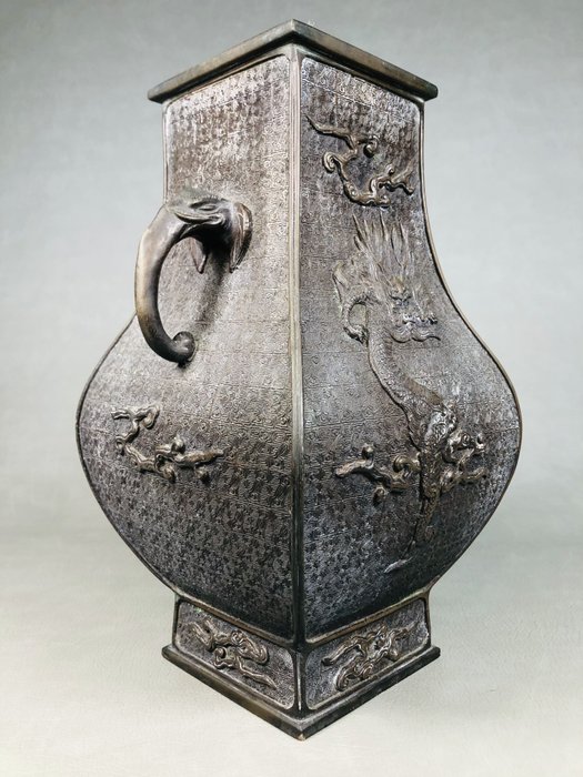 Vase - Bronze, En kobbervase fra Dai Nippon Bunsei Nen Seiminju, der er over 150 år gammel - Murata Seimin 村田 整珉 - Japan - 19. århundrede