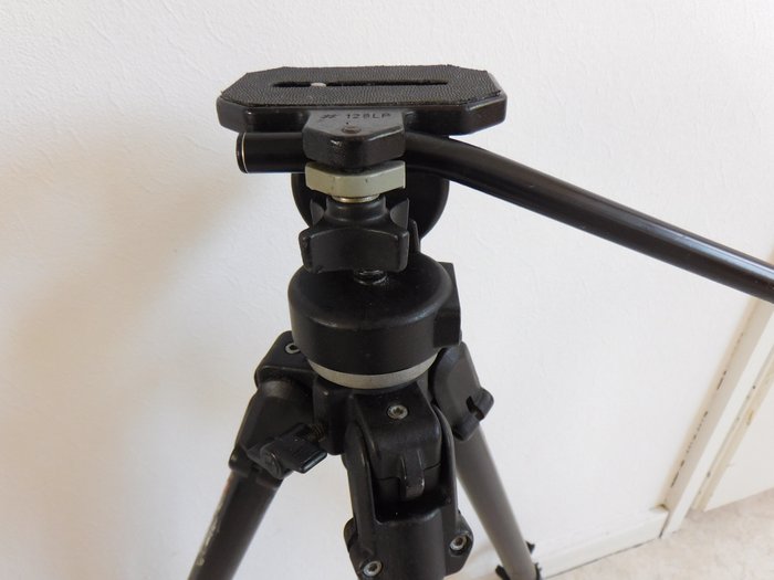 Manfrotto Professional Model 144B met 128 LP videokop Trefodsstativ