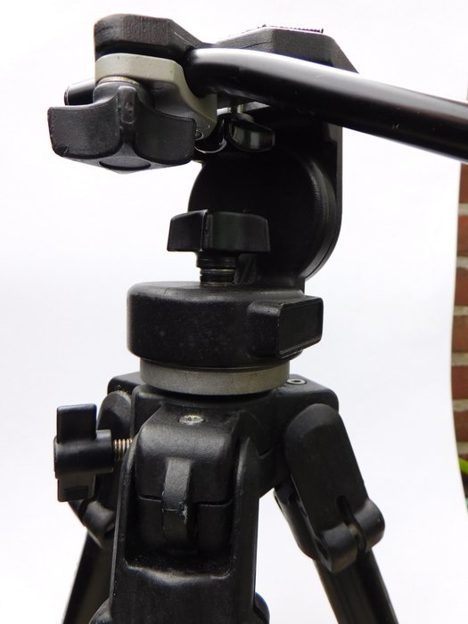 Manfrotto Professional Model 144B met 128 LP videokop Trefodsstativ