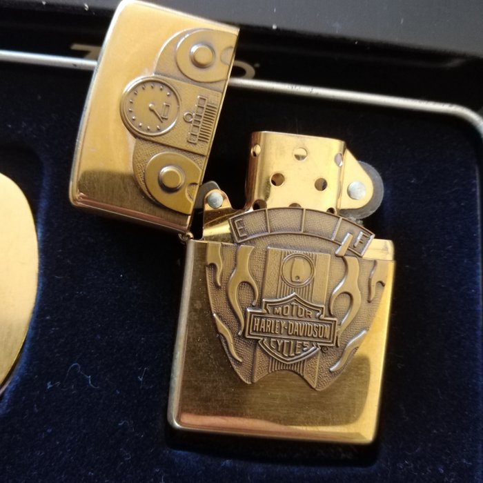 Zippo - Zippo Trick - Harley-Davidson Tankuhr Surprise - Sammlerstück in Sammlerbox - Lommelighter - Stål (rustfrit) -  (2)