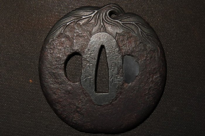 Katana - Smedet jern - Eggplant Tsuba : Echizen Kinaisaku : C4-599 - Japan - Edo-perioden (1600-1868)