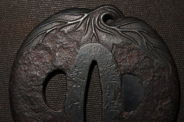 Katana - Smedet jern - Eggplant Tsuba : Echizen Kinaisaku : C4-599 - Japan - Edo-perioden (1600-1868)