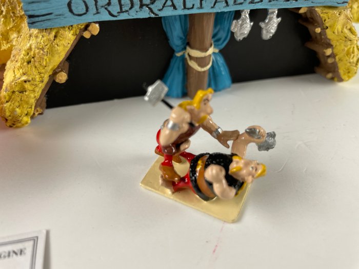 Pixi Folies - Asterix - Figurine " La maison d'Ordralfabétix " + Cetautomatix et Ordralfabetix "La bagarre"