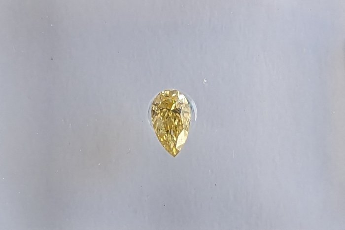 Ingen mindstepris - 1 pcs Diamant  (Naturfarvet)  - 0.10 ct - Pære - Fancy intense Brunlig Gul - SI2 - International Gemological Institute (IGI)