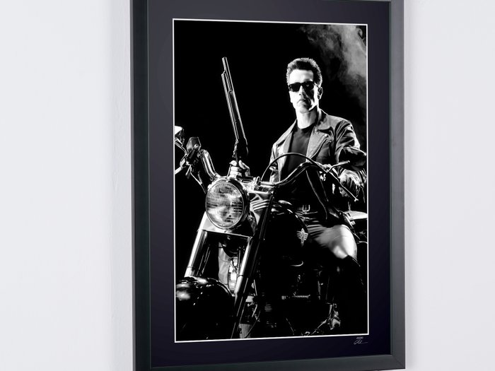 Terminator 2 Judgment Day - Arnold Schwarzenegger as "The Terminator" - Fine Art Photography - Luxury Wooden Framed 70X50 cm - Limited Edition Nr 05 of 50 - Serial ID 17138 - Original Certificate (COA), Hologram Logo Editor and QR Code - 100% New items.