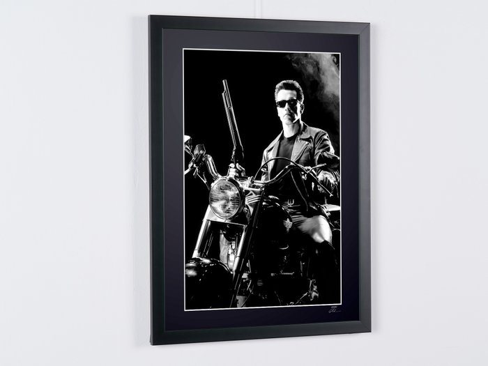 Terminator 2 Judgment Day - Arnold Schwarzenegger as "The Terminator" - Fine Art Photography - Luxury Wooden Framed 70X50 cm - Limited Edition Nr 05 of 50 - Serial ID 17138 - Original Certificate (COA), Hologram Logo Editor and QR Code - 100% New items.